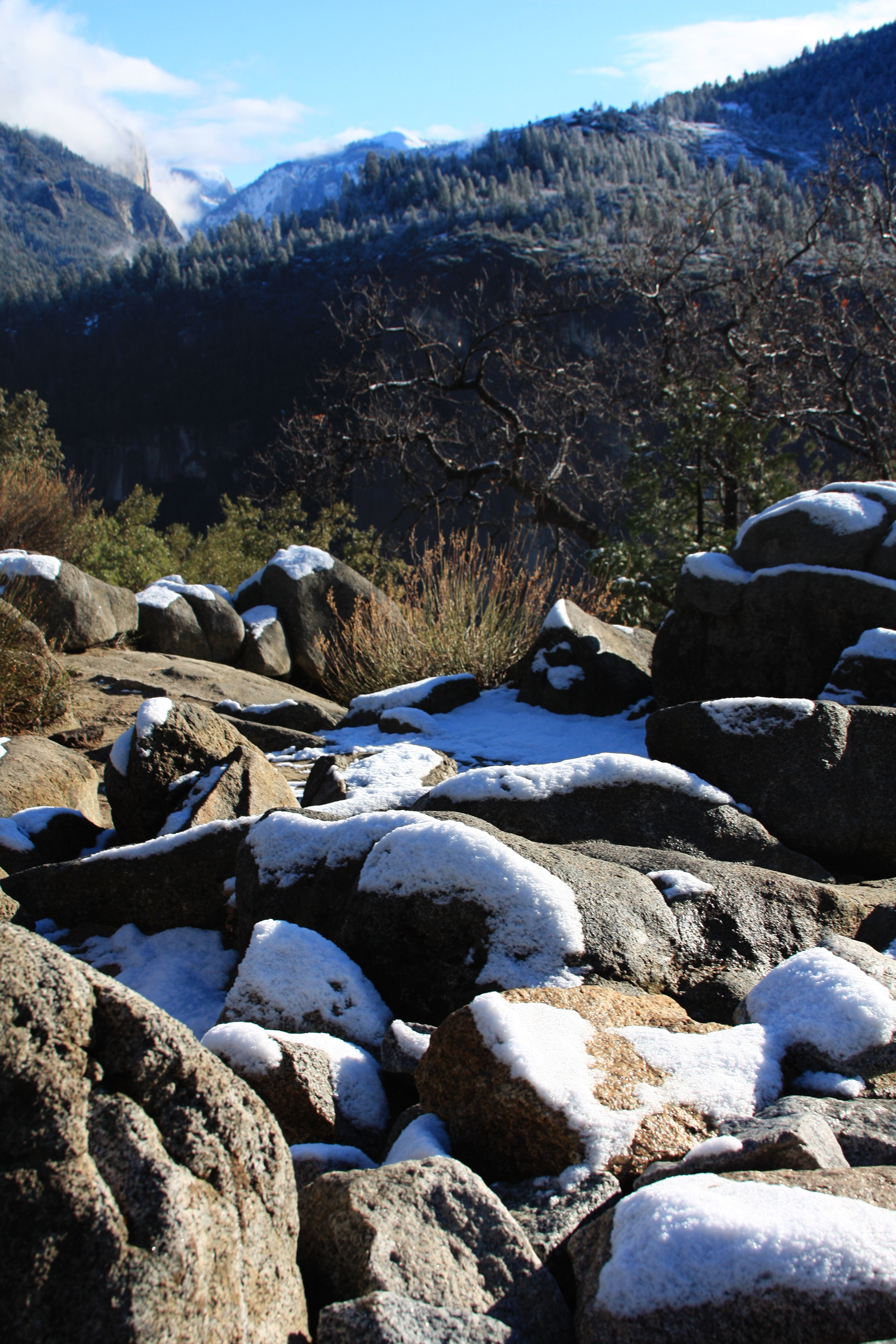 Rocks with snow in the mountains - Photopublicdomain.com